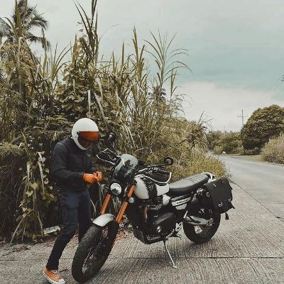 Photo of Sam Milby while trying to drive his bike Triumph Scrambler 1200 xe.